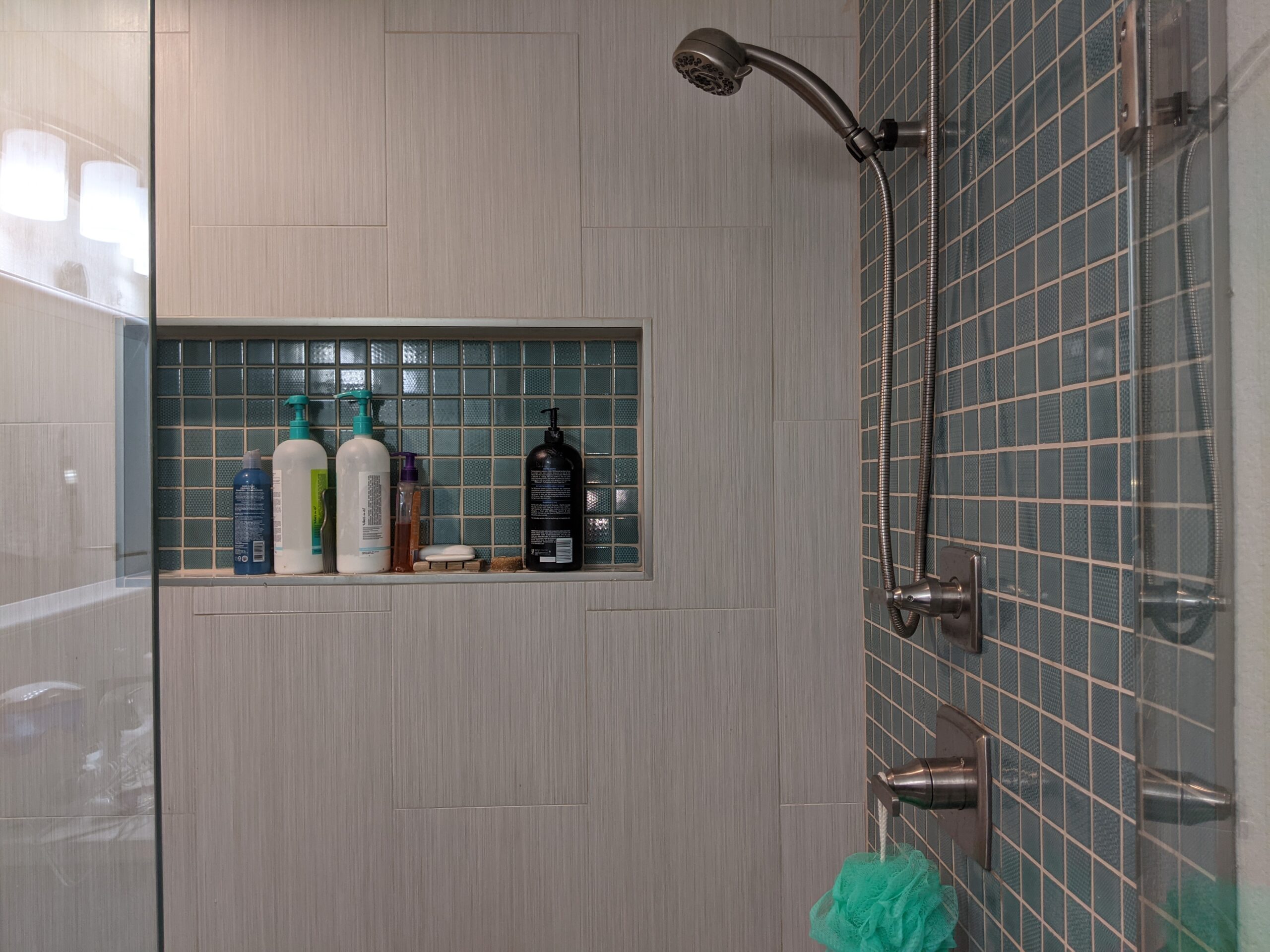 In our simplified design plan, this is the only wall with both tiles, light tiles cover the wall and the contrasting green ones are inside the nook.